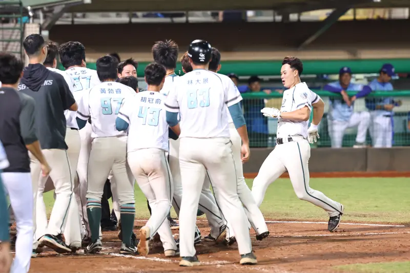 ▲台鋼雄鷹藍寅倫在二軍總冠軍賽敲出再見全壘打，將戰線延長到G5。（圖／中華職棒提供）