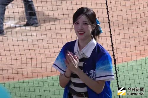 ▲「釜山女神」李晧禎正式回歸Fubon Angels，今（4）日在中職比賽中，她也無預警出現在新莊棒球場應援，也讓球迷紛紛敲碗：「明年組富邦四本柱！」（圖／陳云茹攝）
