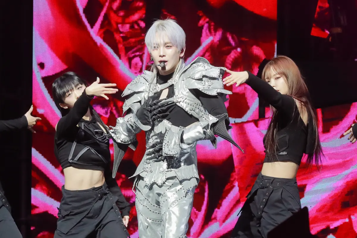 ▲SHINee成員KEY以王者之姿現身北流演唱會，台下歌迷則辦成厲鬼陳守娘、觀世音朝聖。（圖／讀者提供）