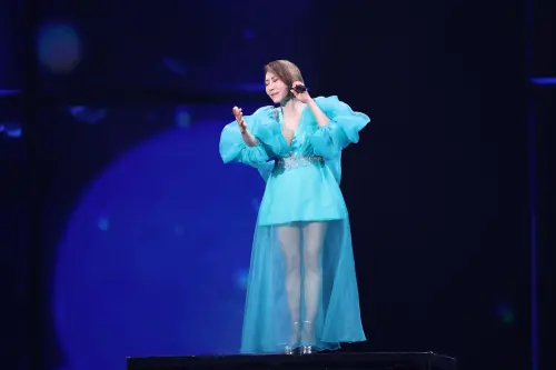 ▲李翊君（如圖）在小巨蛋開唱，瞬間又換了一套藍綠短裙裝，她表示滿場觀眾令她特別感動。（圖／記者嚴俊強攝影）