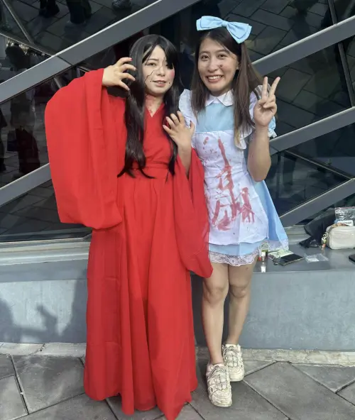 ▲粉絲扮成陳守娘（左）與恐怖版愛麗絲。（圖／讀者提供）
