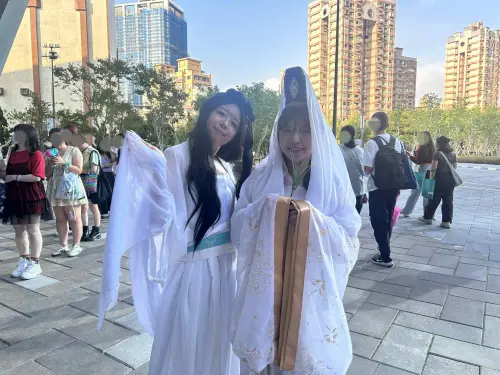 ▲粉絲扮成小倩與觀世音菩薩（右）。（圖／讀者提供）