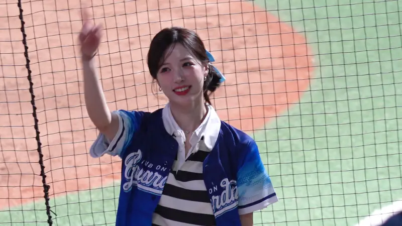 ▲「釜山女神」李晧禎正式回歸Fubon Angels，今（4）日在中職比賽中，她也無預警出現在新莊棒球場應援，也讓球迷紛紛敲碗：「明年組富邦四本柱！」（圖／陳云茹攝）