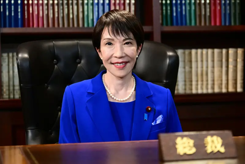 ▲日本自民黨新任總裁高市早苗昨（7）日在黨部接受媒體訪問，訪問前的空檔卻在直播中聽到有人說「要拉低支持率」、「只會刊出讓支持率下滑的照片」。（圖／美聯社／達志影像）