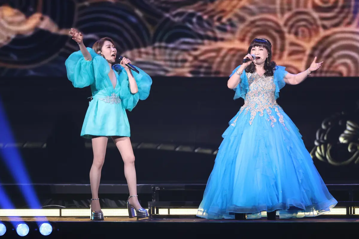 ▲李翊君（左）演唱會唱到〈苦海女神龍〉時，突然介紹原唱西卿（右）出場，只見西卿緩緩地從升降舞台升起，全場觀眾歡呼。（圖／記者嚴俊強攝影）