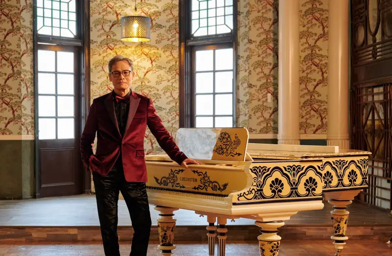 ▲羅大佑（如圖）日前舉辦黑膠專輯音樂分享暨簽名會，席間透過鄧雨賢的歌曲，對照現代人的感情觀，提及結婚也有可能會離婚，要朝夕相處太難，但不可以失志。（圖／大右音樂提供）