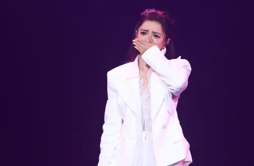 丁噹《超犀利趴》唱到一半爆哭！為完美演出拚到極限　台下全慌了
