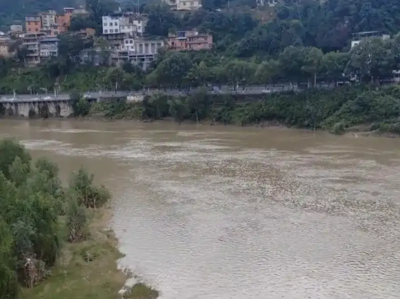 ▲中國陝西一位新郎，昨（3）日在婚禮現場情緒失控，衝出酒店後跑到附近的大橋跳河，截至今日依舊沒有找到人。（圖／翻攝自微博）