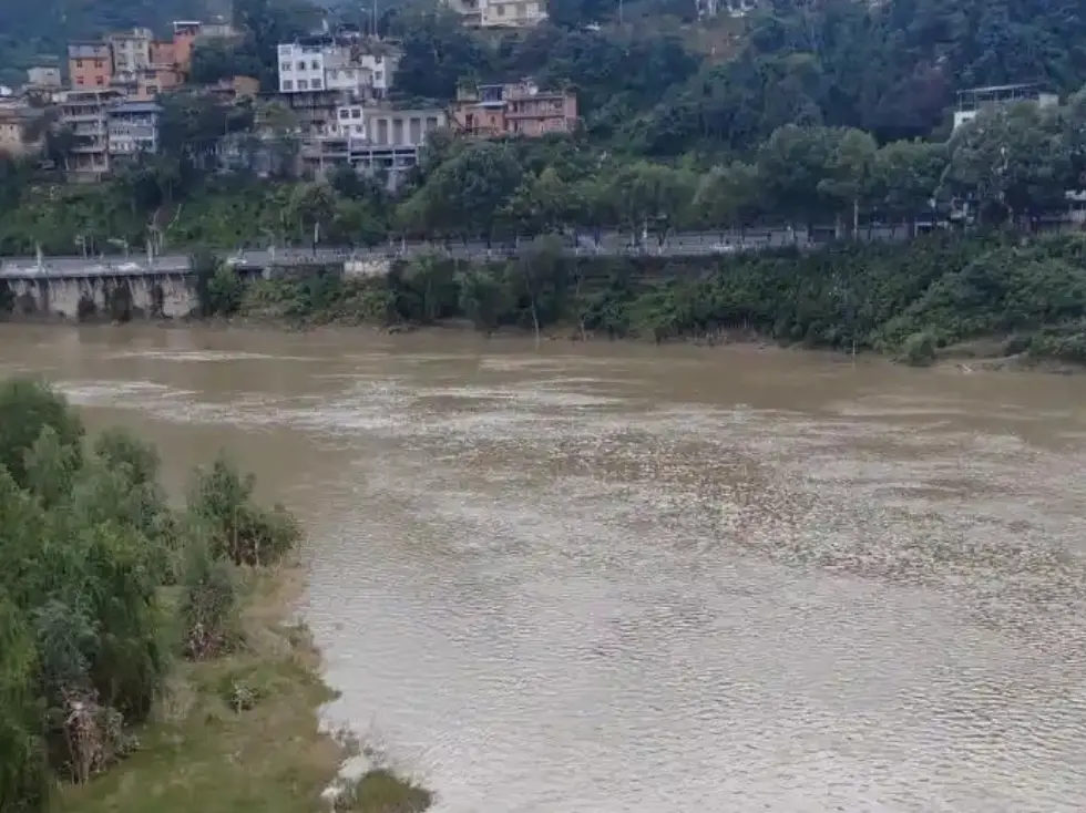 ▲中國陝西一位新郎，昨（3）日在婚禮現場情緒失控，衝出酒店後跑到附近的大橋跳河，截至今日依舊沒有找到人。（圖／翻攝自微博）