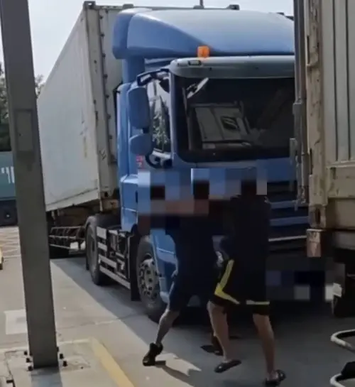 排隊進場疑插隊爆糾紛！高雄港貨櫃車司機在車陣中追逐互毆
