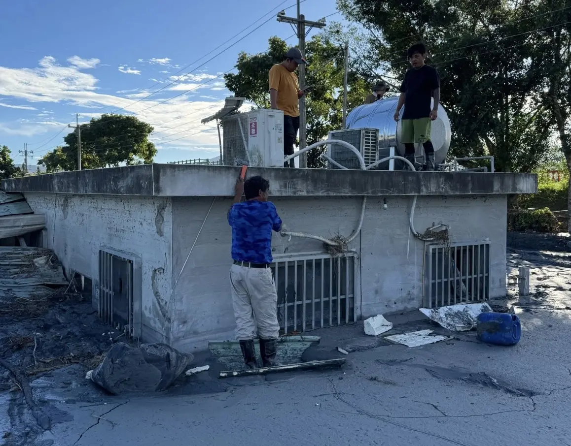 ▲花蓮光復鄉災區傳出陣陣屍臭味，卻找不到相關線索，當地部落居民貓王哥「筊杯溝通」表示，屋下埋有人。（圖／擷取自台灣化石先生蕭語富臉書）