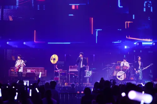 ▲五月天瑪莎（右1）代石頭向觀眾致歉，說明他因身體不適，請觀眾見諒。（圖／相信音樂提供）