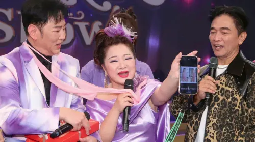 ▲吳宗憲（右）送上「前面兩條後面一條線」的粉紅色比基尼給白冰冰（左）。（圖／民視提供）