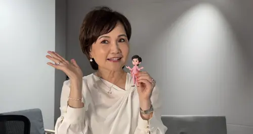 沈春華專屬Q版公仔首度曝光！罕見同框陳亞蘭　獻聲國慶光雕展演
