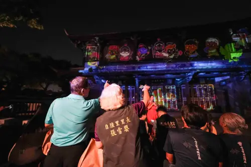 ▲「愛之願」數位互動體驗，觀眾用手機選取圖示繪製並上傳，作品即時投影點亮來青閣牆。