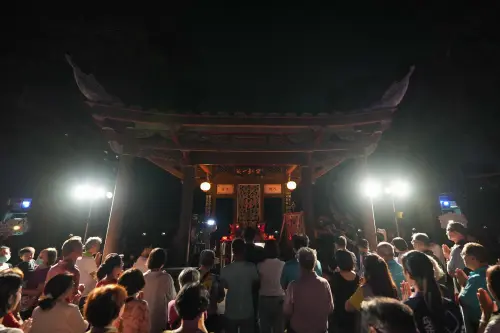 ▲迎請台北霞海月老、城隍夫人與城隍爺駐駕林園，與眾齊聚來青閣，共賞開幕光影之美。 