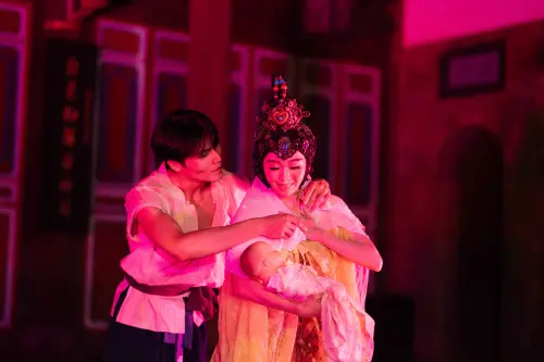 ▲當代傳奇劇場舞者化身牛郎織女，於光影間演繹沉浸式的愛情傳說。