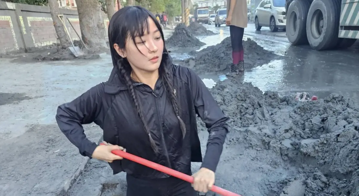 ▲啦啦隊女神籃籃（如圖）近期現身光復鄉救災，還化身忍者龜鑽水溝挖淤泥，只露一顆頭在地面上的畫面被瘋傳，也被粉絲大讚非常暖心。（圖／Threads @jarvislung09）