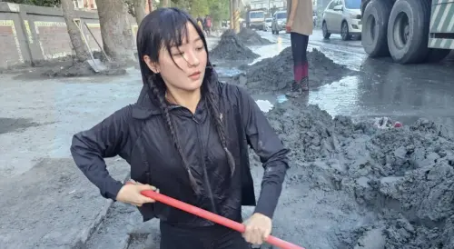 籃籃化身忍者龜衝光復救災！鑽水溝挖淤泥「只露一顆頭」被讚爆
