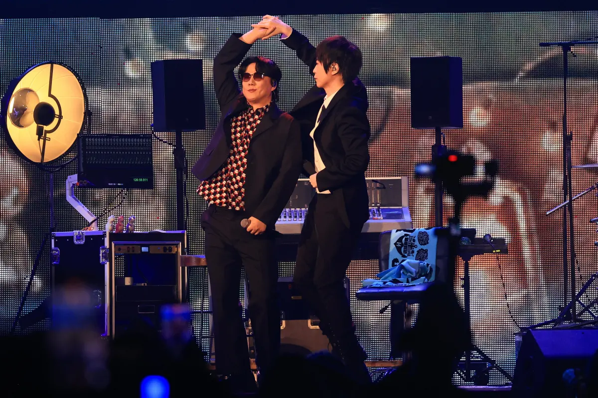 ▲五月天今（4）日晚在《超犀利趴14》開唱，因石頭個人因素缺席，來賓蕭煌奇（左）幽默表示想補位加入五月天，並表示自己坐哪裡都一樣，阿信（右）也在表演中拉蕭煌奇跳舞。（圖／相信音樂提供）