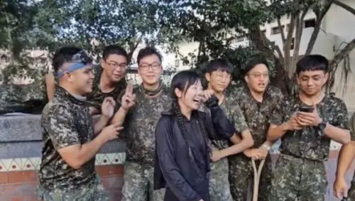 ▲國軍弟兄辛苦了一天，看到籃籃相當興奮，還要求合照。（圖／