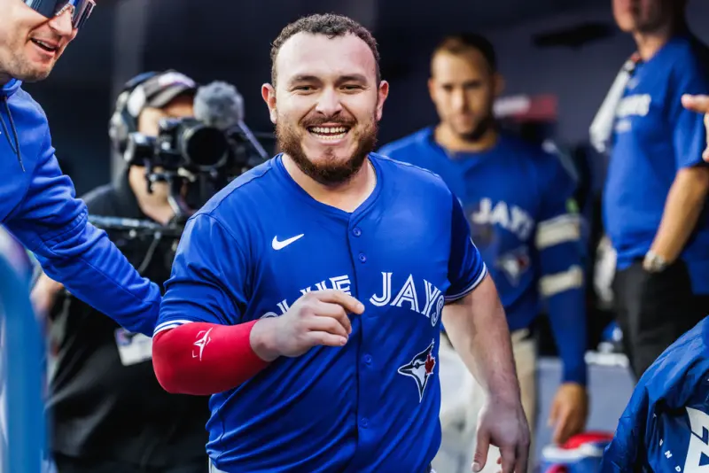 ▲藍鳥靠著捕手柯克（Alejandro Kirk）單場雙響砲，終場以10：1大勝紐約洋基，在國聯分區系列賽以1：0領先紐約洋基。（圖／美聯社／達志影像）