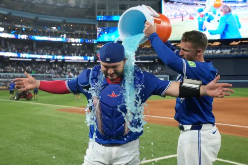 ▲藍鳥靠著捕手柯克（Alejandro Kirk）單場雙響砲，終場以10：1大勝紐約洋基，在國聯分區系列賽以1：0領先紐約洋基。（圖／美聯社／達志影像）