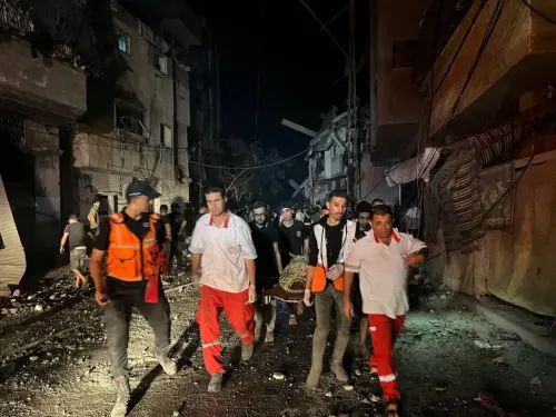 ▲加薩走廊地區民宅半夜遭以軍空襲，PRCS團隊趕緊將受傷民眾送往醫院急救，這是他們的日常，活在戰爭恐懼之中。（圖／PRCS提供）