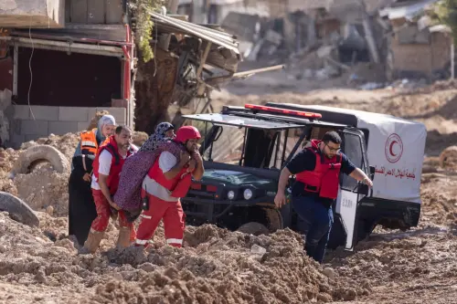 ▲PRCS救護人員，背著行動不便的婦人撤離被摧毀的家園。（圖／PRCS提供）