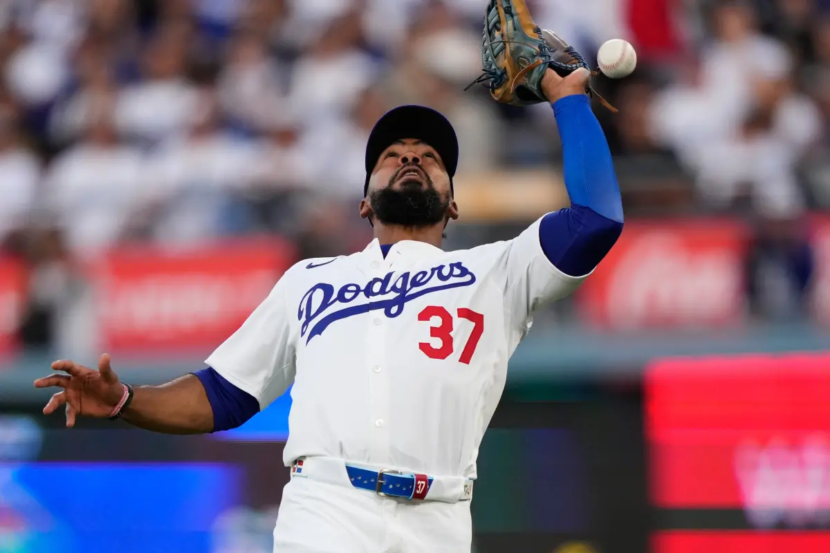 ▲美國職棒大聯盟（Major League Baseball）今（5）日洛杉磯道奇作客費城費城人進行分區系列賽的首戰，日本二刀流球星大谷翔平於第2局就遭遇亂流，單局掉了3分，不過這之中有一幕令球迷與媒體感到不滿，就是「西語老師」赫南德茲（Teoscar Hernandez）在處理一顆安打球時，竟已「慢跑」的方式去追球，讓球直接滾到全壘打牆。（圖／美聯社／達志影像）