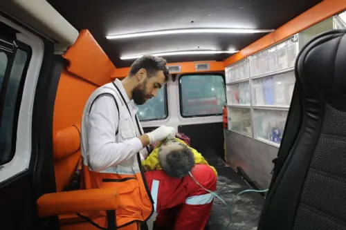 ▲PRCS救護人員替受傷男童偵測心跳。（圖／PRCS提供）