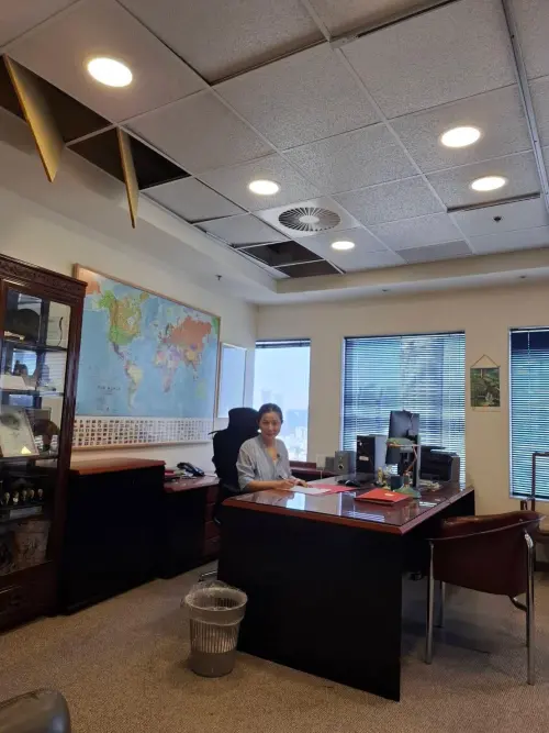 ▲火箭空襲擊中以色列國防部大樓，導致李雅萍辦公室受波及天花板掉落，顯見戰爭造成辦公不見。（圖／外交部提供）