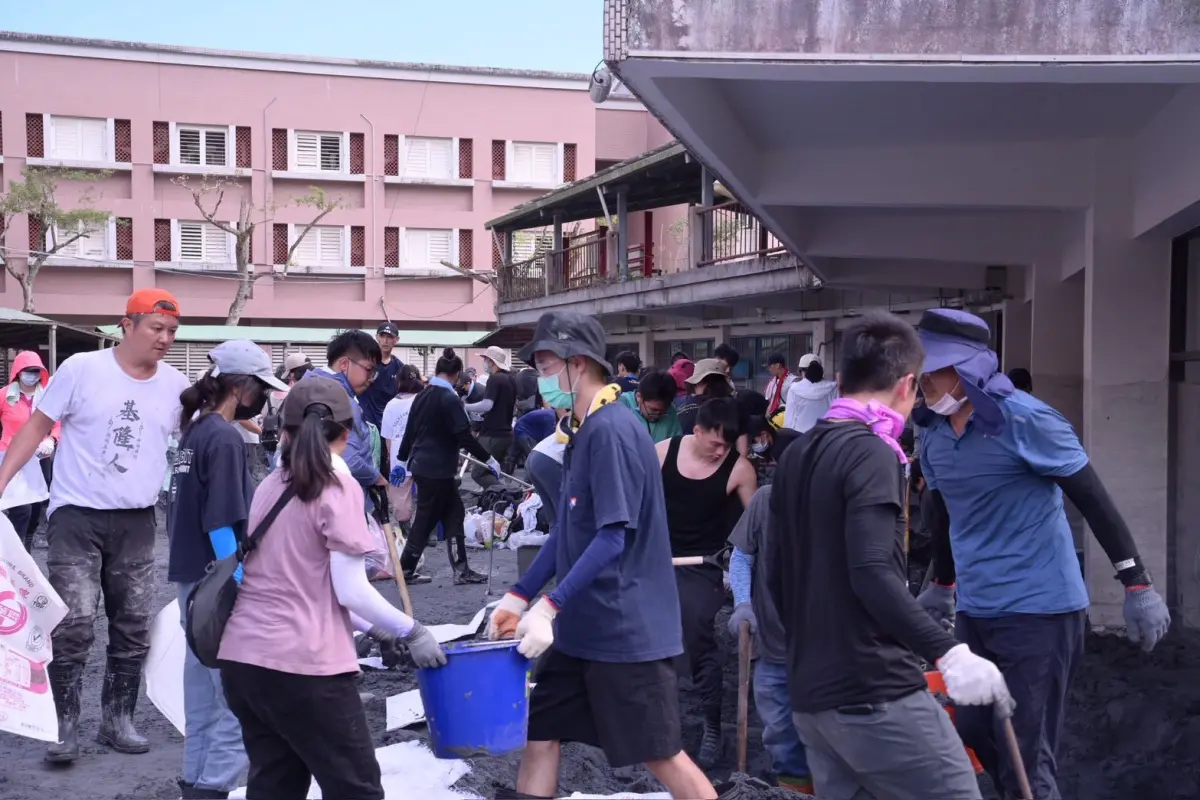 ▲鏟子超人湧入災區，積極協助花蓮光復鄉恢復原貌。（圖／擷取自傅崐萁臉書）