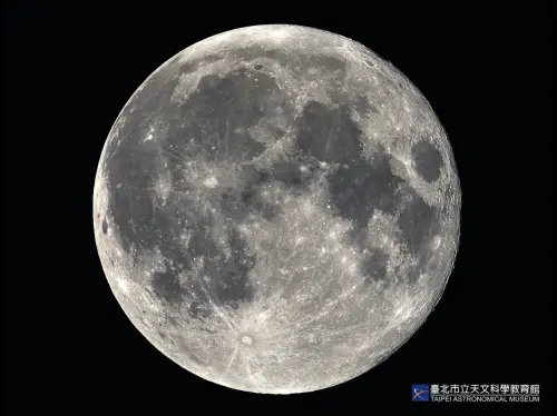 ▲按照傳統，中秋夜是「月圓人團圓」的日子，不少人期待與家人一同賞月。不過，今年的中秋夜月亮並非天文學上真正的「滿月」。（圖／台北天文館提供）