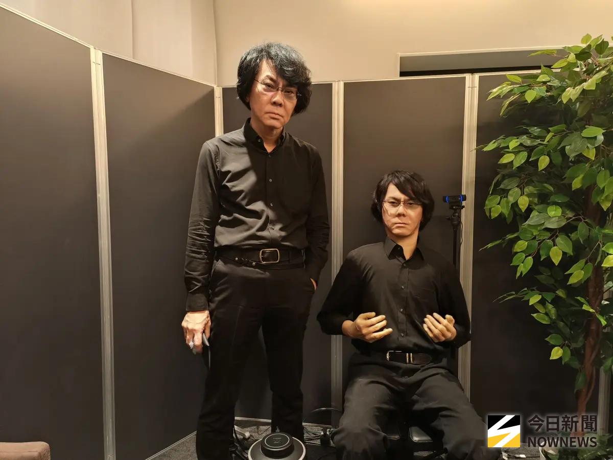 ▲石黑浩受訪時，展示了他的「分身」，以自己的樣貌打造了仿生機器人，輔以大規模語言模型使用最新的 AI，可以與一般人對話、表現感情，同時也有肢體動作，若不細看，就如同石黑浩真人般。（圖／記者許若茵攝）