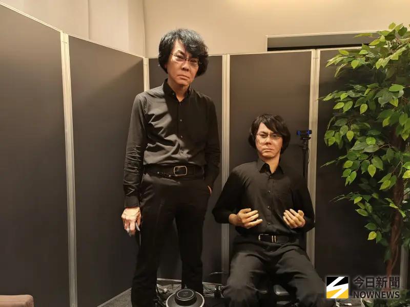 ▲石黑浩受訪時，展示了他的「分身」，以自己的樣貌打造了仿生機器人，輔以大規模語言模型使用最新的 AI，可以與一般人對話、表現感情，同時也有肢體動作，若不細看，就如同石黑浩真人般。（圖／記者許若茵攝）