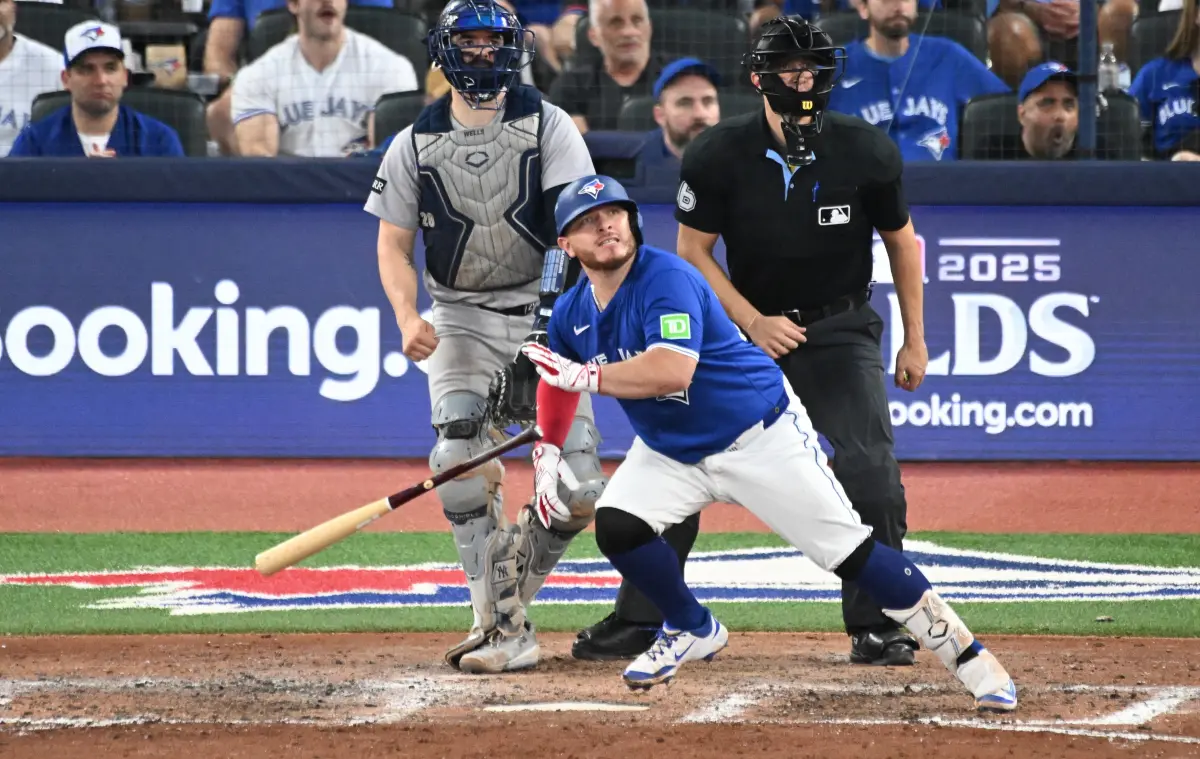 ▲ 多倫多藍鳥隊捕手柯克（Alejandro Kirk）在季後賽首戰雙響砲領軍，率隊以10：1痛宰洋基，同時比肩傳奇球星包提斯塔（José Bautista），締造隊史紀錄。（圖／路透／達志影像）