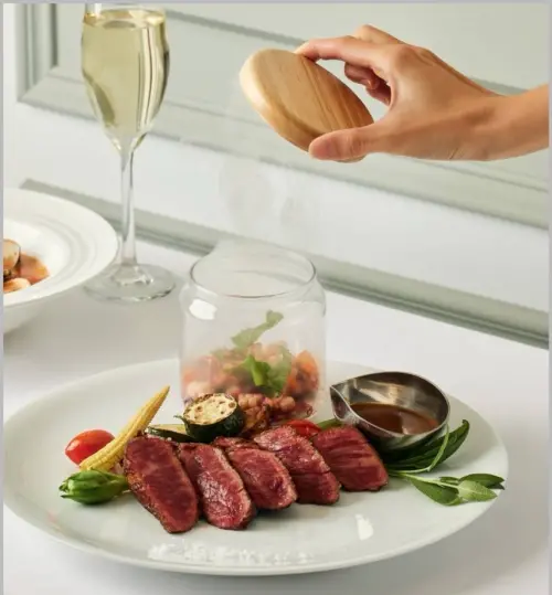 ▲「橡木煙燻蔬菜搭配日本A5和牛扇子肉」，不僅是一道料理，更是一場全感官的「煙霧劇場」。（圖／業者提供)