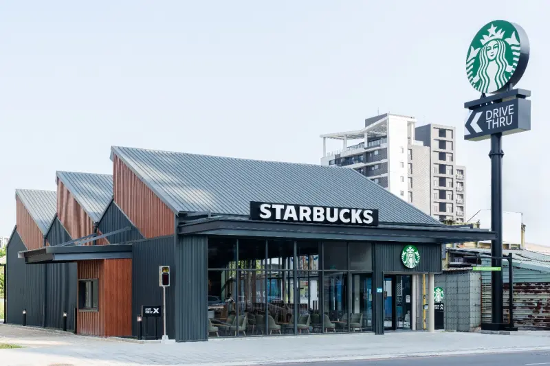 ▲中秋連假2025，全台門市「星巴克買一送一」咖啡優惠加碼！開工第二杯半價；鳳鳴重劃區新地標「鶯歌鳳鳴門市」新開幕。85度C慶中秋中大杯咖啡「第二杯4折」。（圖／星巴克提供）