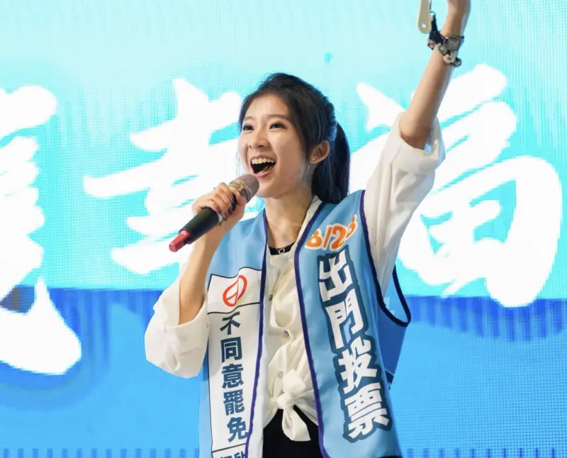 ▲李明璇不爽鏟子超人合唱《島嶼天光》，竟批評對方腦子有洞、非常噁心，甚至炮轟這些人為什麼要霸佔車票。（圖／翻攝自李明璇臉書）