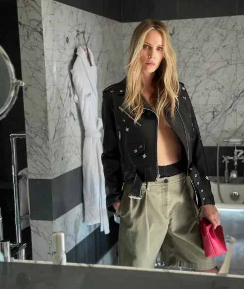 ▲50歲莎莉賽隆（如圖）近日出席時尚品牌活動時，以黑色皮外套搭配軍綠色短褲的造型，輕鬆成為全場焦點。（圖／翻攝自莎莉賽隆IG@charlizeafrica）