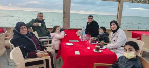 ▲在2023年12月5日，Hazem的母親（右1）被以軍空襲下喪生。圖為Hazem在2022年回加薩跟家人團圓照片，已成追憶。（圖／Hazem提供）