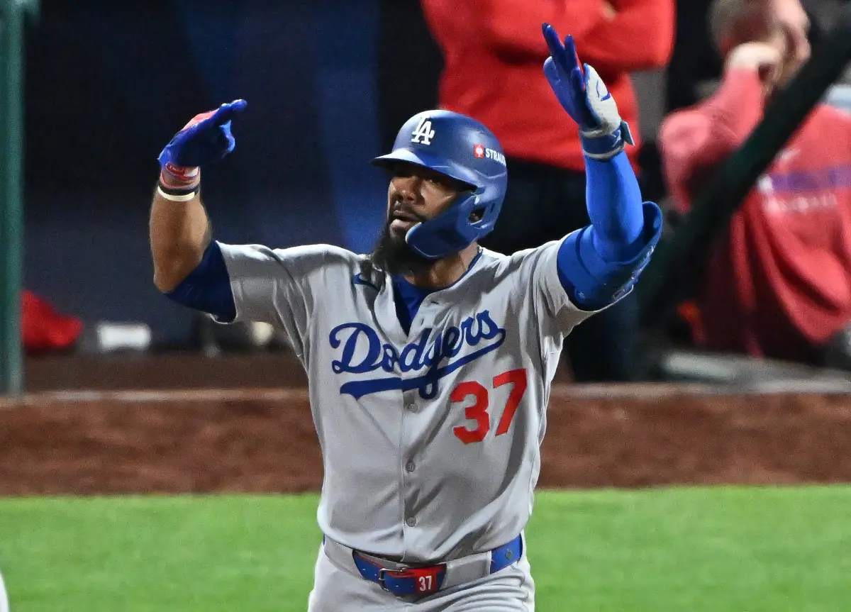 ▲今（5）日洛杉磯道奇與費城費城人的分區系列賽首戰，「西語老師」赫南德茲（Teoscar Hernandez）在7局的驚天逆轉3分砲，幫助道奇取得逆轉勝，對此費城人總教練湯普森（Rob Thomson）表示，那顆球成了全場最大的遺憾。（圖／美聯社／達志影像）