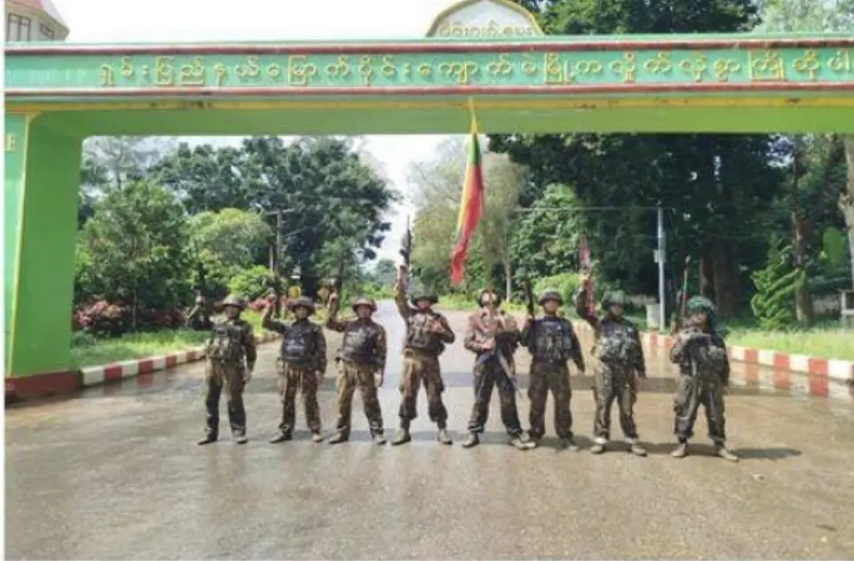 ▲緬甸軍政府聲稱重新奪回撣邦戰略城鎮皎梅（Kyaukme），軍車與士兵進駐城區要點。（圖／美聯社／達志影像）