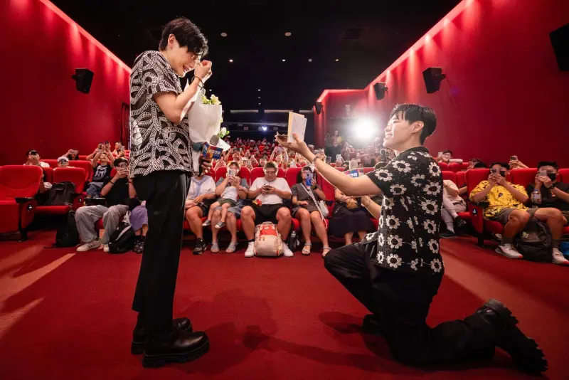 ▲YouTuber情侶《夫夫之道》阿凱（右）向里歐（左）求婚成功，瞞半年包下影廳，邀雙方家長見證，2人愛情長跑10年，浪漫求婚引網友灑祝福。（圖／翻攝自臉書@夫夫之道Fufuknows）