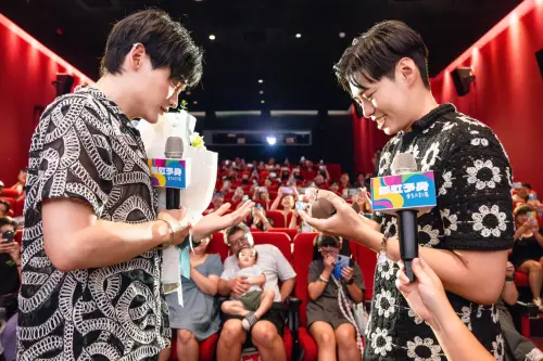 ▲阿凱（右）求婚成功的消息傳出後，不少粉絲都十分感動，紛紛留言祝福。（圖／翻攝自臉書@夫夫之道Fufuknows）