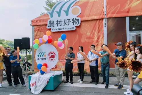 ▲台灣優良農產品發展協會郭松穎執行長、農業部農村水保署台南分署柯燦堂分署長、農業部農村水保署蘇茂祥署長、農業部農村水保署陳玲岑組長、南投縣政府農業處蘇瑞祥處長、農業部農村水保署陳明賢副組長、農業部農村水保署陳建成主任、啦啦隊女孩貴貴、凱蒂一同主持開幕式。（圖／水保署提供）