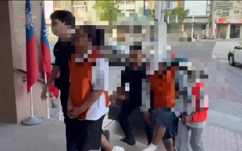 ▲中秋節前夕，高雄街頭接連發生2起街頭鬥毆事件，雄警到場強力壓制全依法究辦。(圖／記者郭凱杰翻攝)