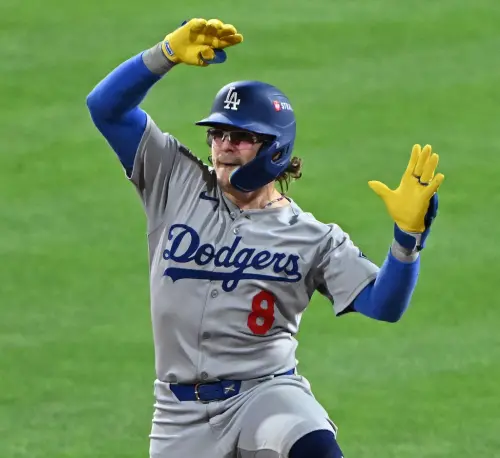 ▲E.赫南德茲無愧「十月先生」名號，六局上一棒打出左外野深遠二壘安打，幫助道奇追近比分。（圖／美聯社／達志影像）