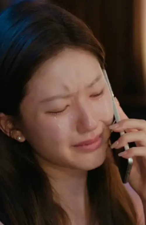 ▲趙露思拿手機的手指上有被她哭掉的雙眼皮貼。（圖／翻攝自微博）